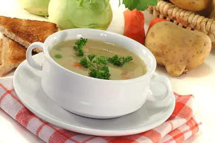 Kedlubnová polévka s bramborem
